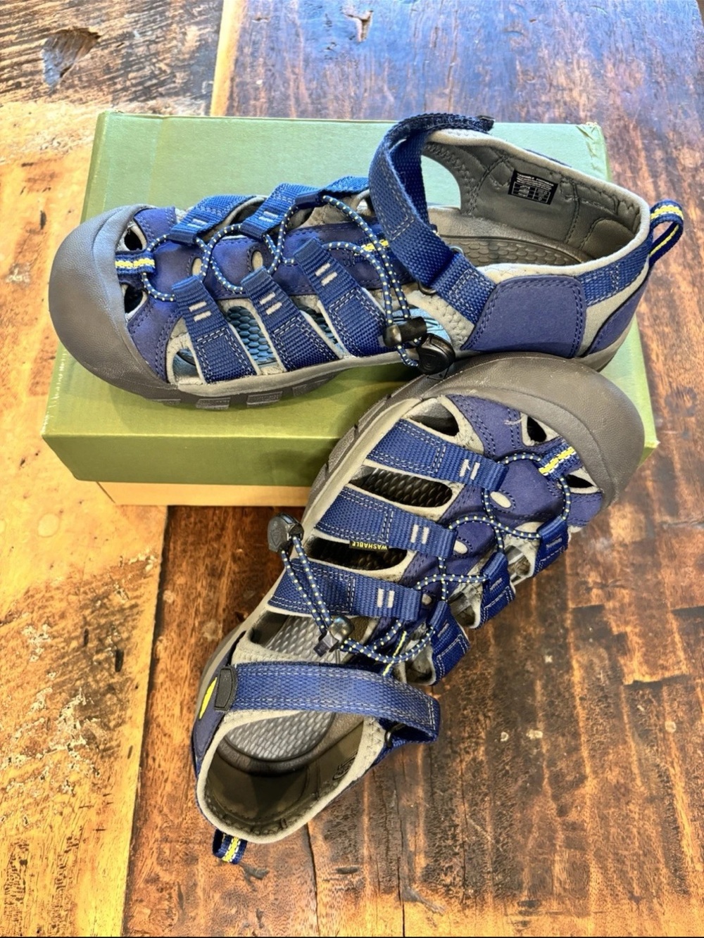 Keen Newport H2 men/big boys size 7 Navy and Gray Closed-Toe Water Sandals